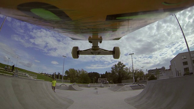 滑板下的相机:在滑板公园玩滑板视频下载