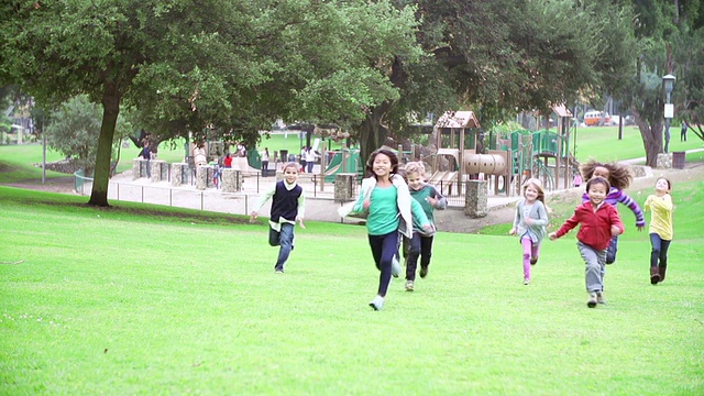 一群孩子用慢动作跑向摄像机视频素材