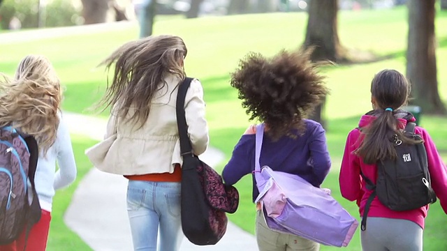 在慢镜头中，年轻女孩在公园里奔跑视频素材