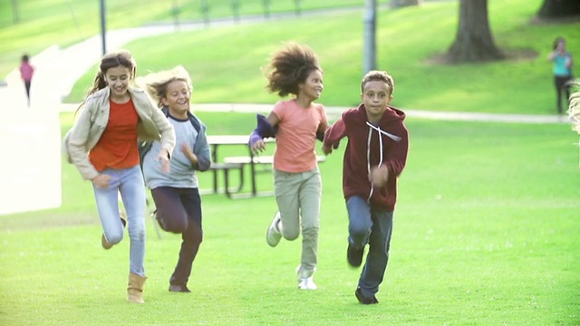 孩子们用慢动作跑向摄像机视频素材