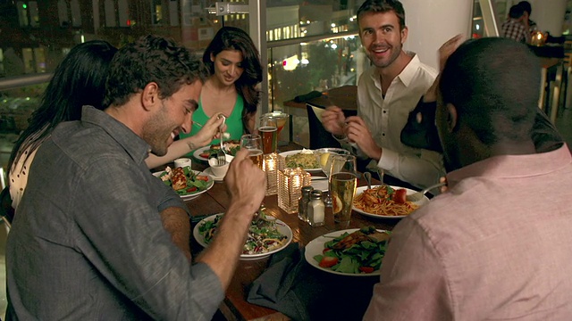 一群朋友在餐厅享用晚餐视频素材