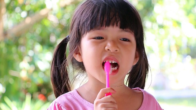 可爱的亚洲小女孩正在刷牙视频下载