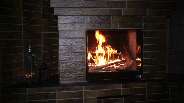圣诞节晚上壁炉里燃烧的火视频素材
