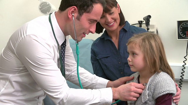 医生在手术中听孩子的胸部视频下载