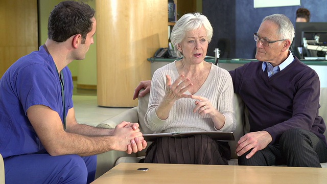 医疗团队在数字平板电脑上讨论患者病历视频下载