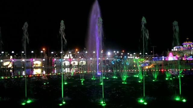 美丽的夜晚喷泉与彩色背光视频素材