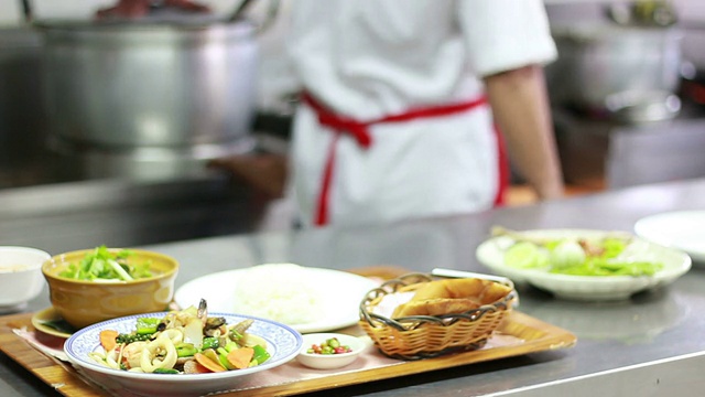 厨师烹饪，工作和准备亚洲食物在厨房视频素材