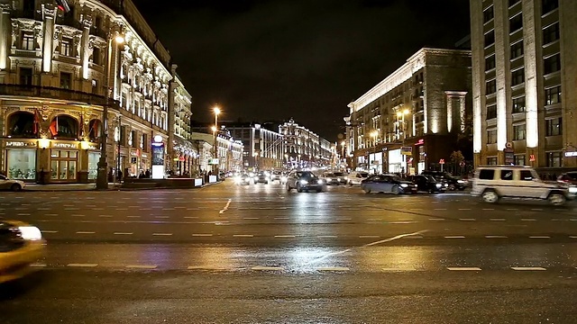 车辆在莫斯科市中心(靠近克里姆林宫的特维斯卡亚街)，俄罗斯视频素材