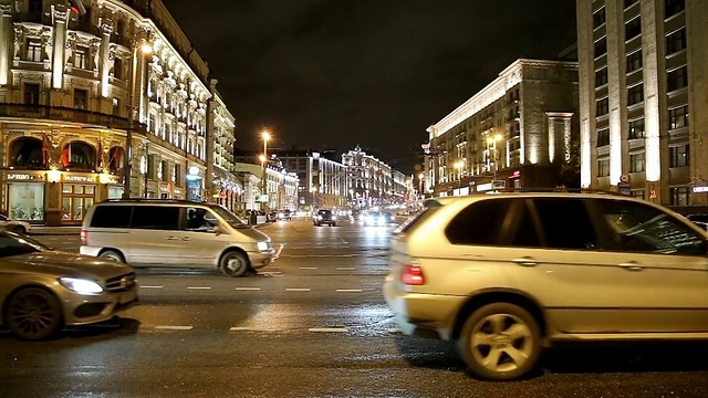 车辆在莫斯科市中心(靠近克里姆林宫的特维斯卡亚街)，俄罗斯视频素材