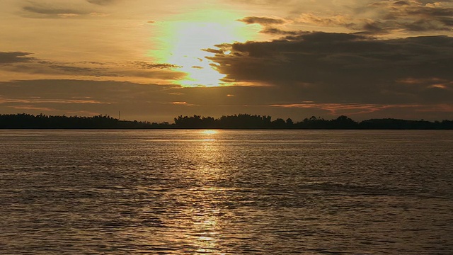 日出时在河上行驶的小型摩托艇视频素材