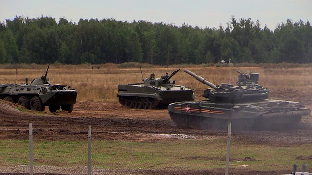 茹。俄罗斯，2014年8月17日:俄罗斯军队。T-90A坦克在移动中向山上射击。视频下载
