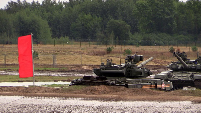 茹。俄罗斯，2014年8月17日:俄罗斯军队。T-90A和T-80U坦克在地面上移动。视频下载