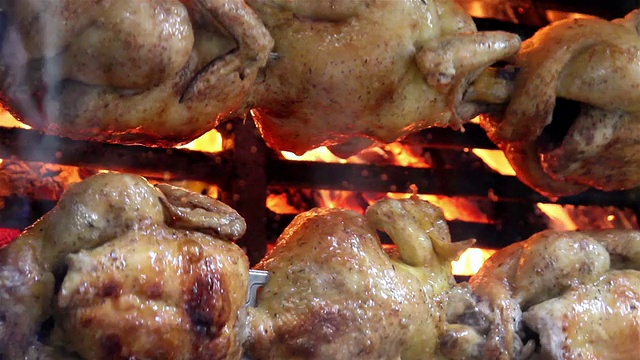 多汁的烤鸡在火焰上视频素材