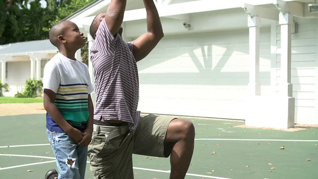 父亲在家教儿子打篮球视频素材