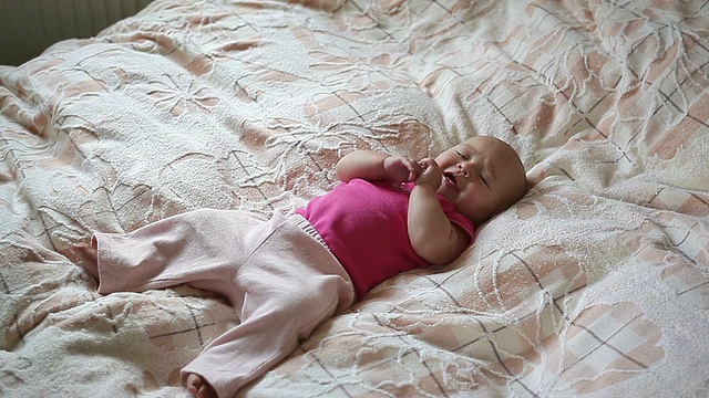 小婴儿躺在床上笑着视频素材