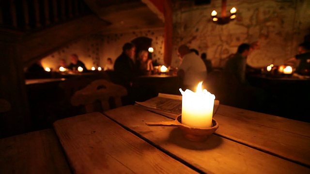 爱沙尼亚首都塔林的一家老餐馆里，蜡烛在一张木桌上燃烧视频下载