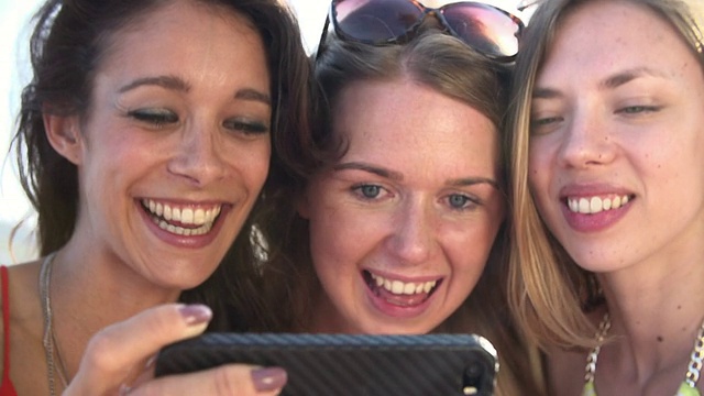 女性朋友用手机自拍的慢动作视频素材