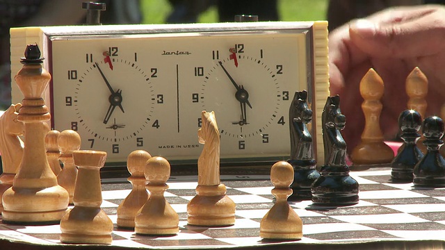 特写的象棋比赛比赛与时钟视频素材