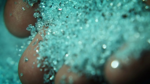 手指间的蓝色岩石视频素材