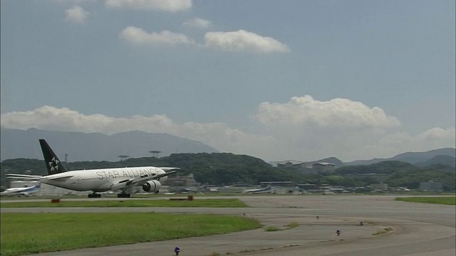 飞机在福冈机场降落视频素材