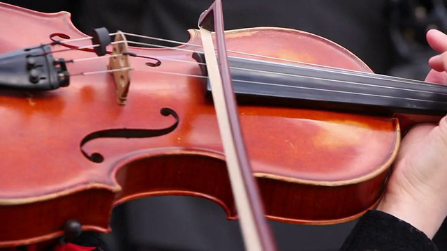 街头音乐家用小提琴演奏视频素材