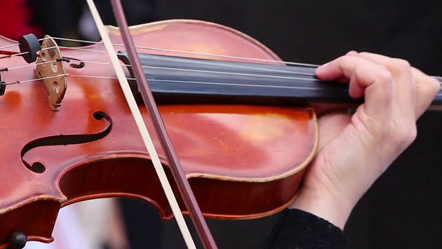 街头音乐家用小提琴演奏视频素材