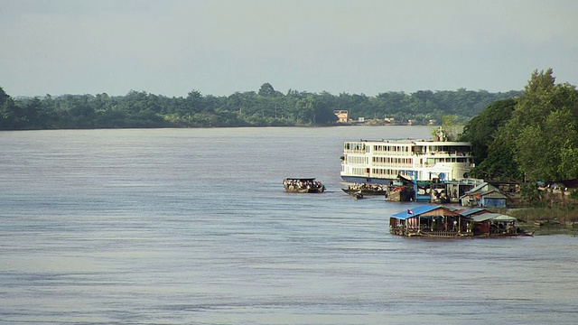滨江上有游船和船屋，渡船在过河时互相经过视频素材