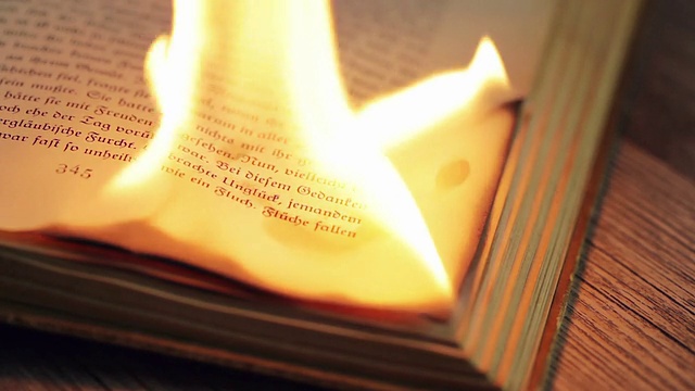 书中燃烧视频素材