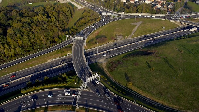 天线:高速公路上的回旋处视频素材