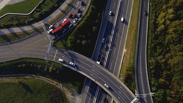空中、垂直:在高速公路环岛处等待绿灯的车辆视频素材
