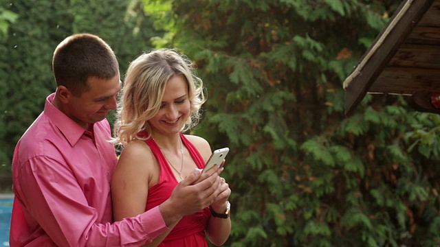 情侣在公园里玩手机视频素材