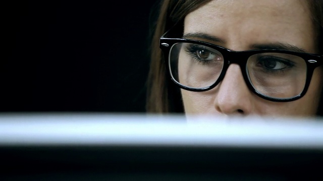 女性在电脑前工作视频素材