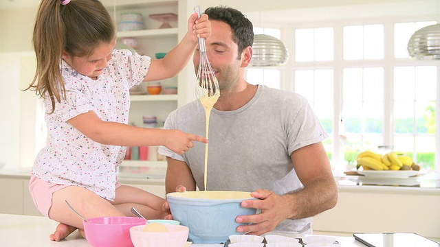 父亲和女儿在厨房烤蛋糕视频下载