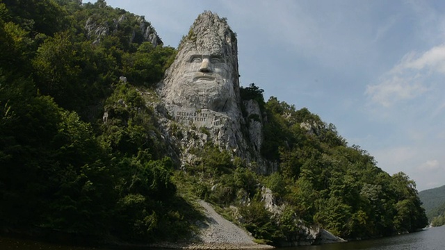 巨型岩石雕刻多瑙河摄像机跟踪视频下载