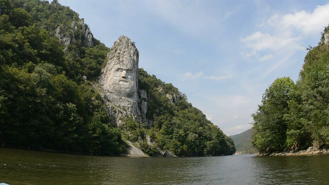 欧洲最大的多瑙河船上雕刻的岩石视频下载