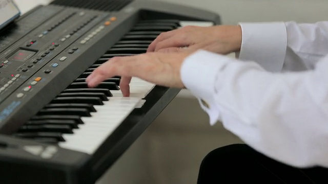 音乐家演奏键盘视频下载