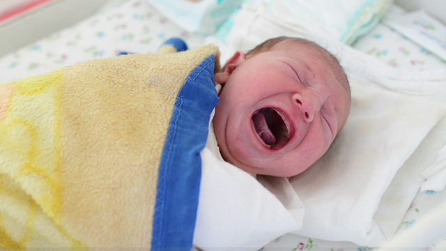 新生的婴儿哭视频素材