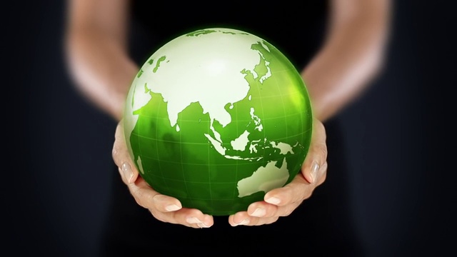女性的手握着地球。从我们。绿色/线。视频素材
