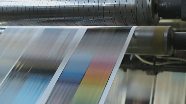 在轮转印刷机工厂印刷传单和杂志视频素材