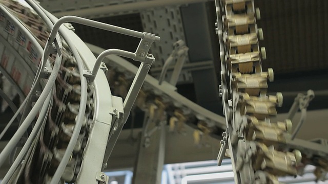 传单在某印刷厂的生产线上移动，不同的生产线视频素材