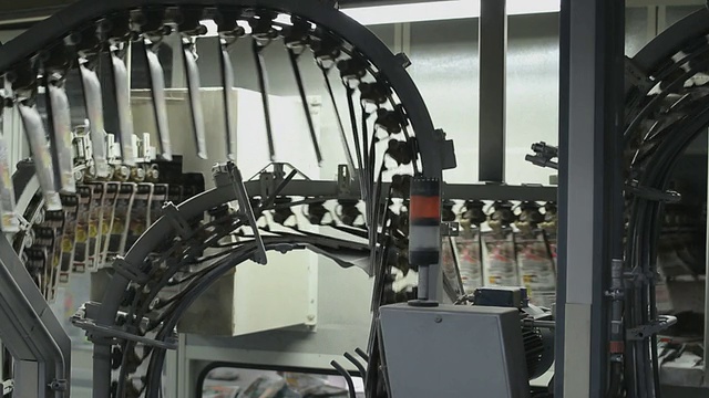 传单在某印刷厂的生产线上移动，不同的生产线视频下载