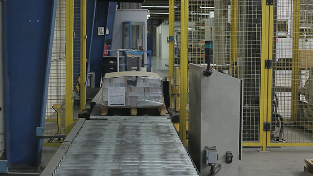 在印刷厂包装运输的单张视频素材