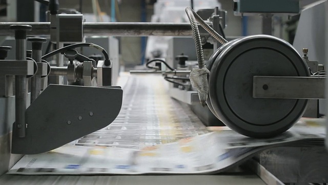 在一个印刷厂的角落里制作传单，特写视频素材