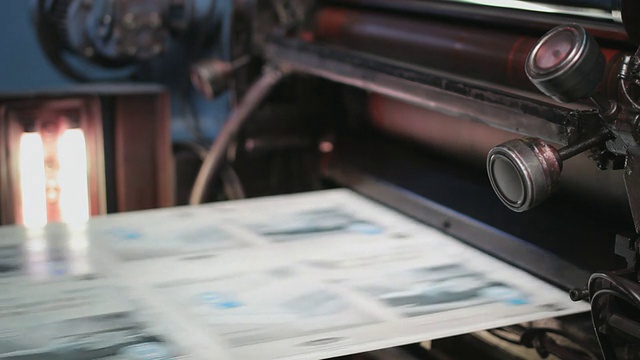 在轮转印刷机工厂印刷传单和杂志视频素材