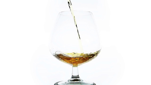 威士忌倒入玻璃杯中的慢动作视频下载