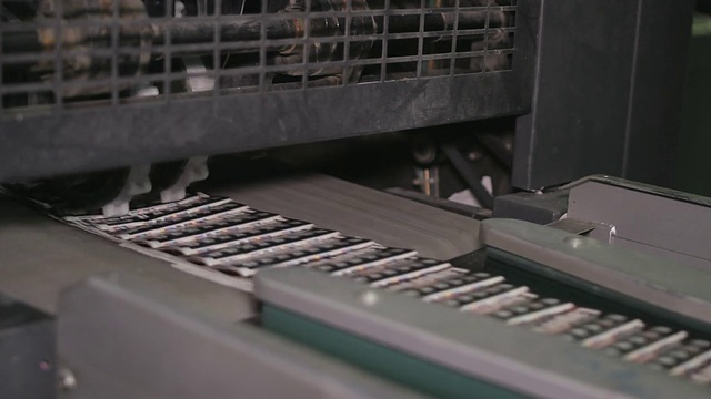 在轮转印刷机工厂印刷传单和杂志视频下载