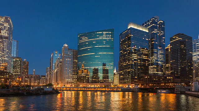 芝加哥市中心日落时间与河上的船只视频素材