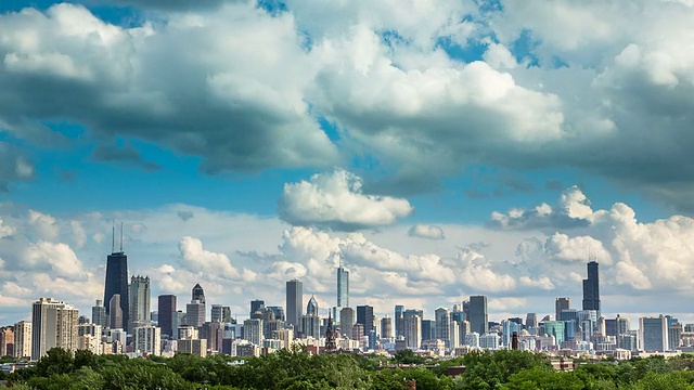 芝加哥天际线时间流逝与蓝天和云动态视频素材