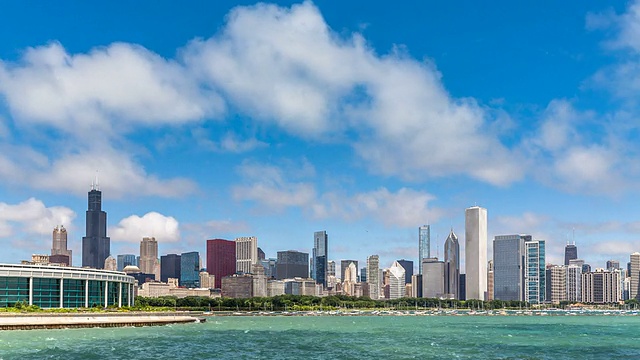 芝加哥市中心城市时间流逝与密歇根湖的波浪视频素材