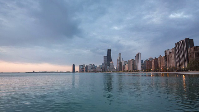 芝加哥日出的全景与云彩和波浪在密歇根湖视频素材